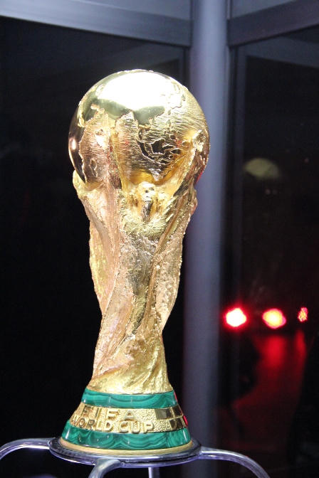 Người Hà Nội nô nức đi ngắm cúp FIFA bằng vàng nguyên khối